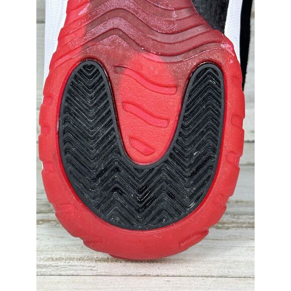 Jordan Future Bred 2018 Suede Black Red AT0056-001 Size 12 Great Condition main image 13